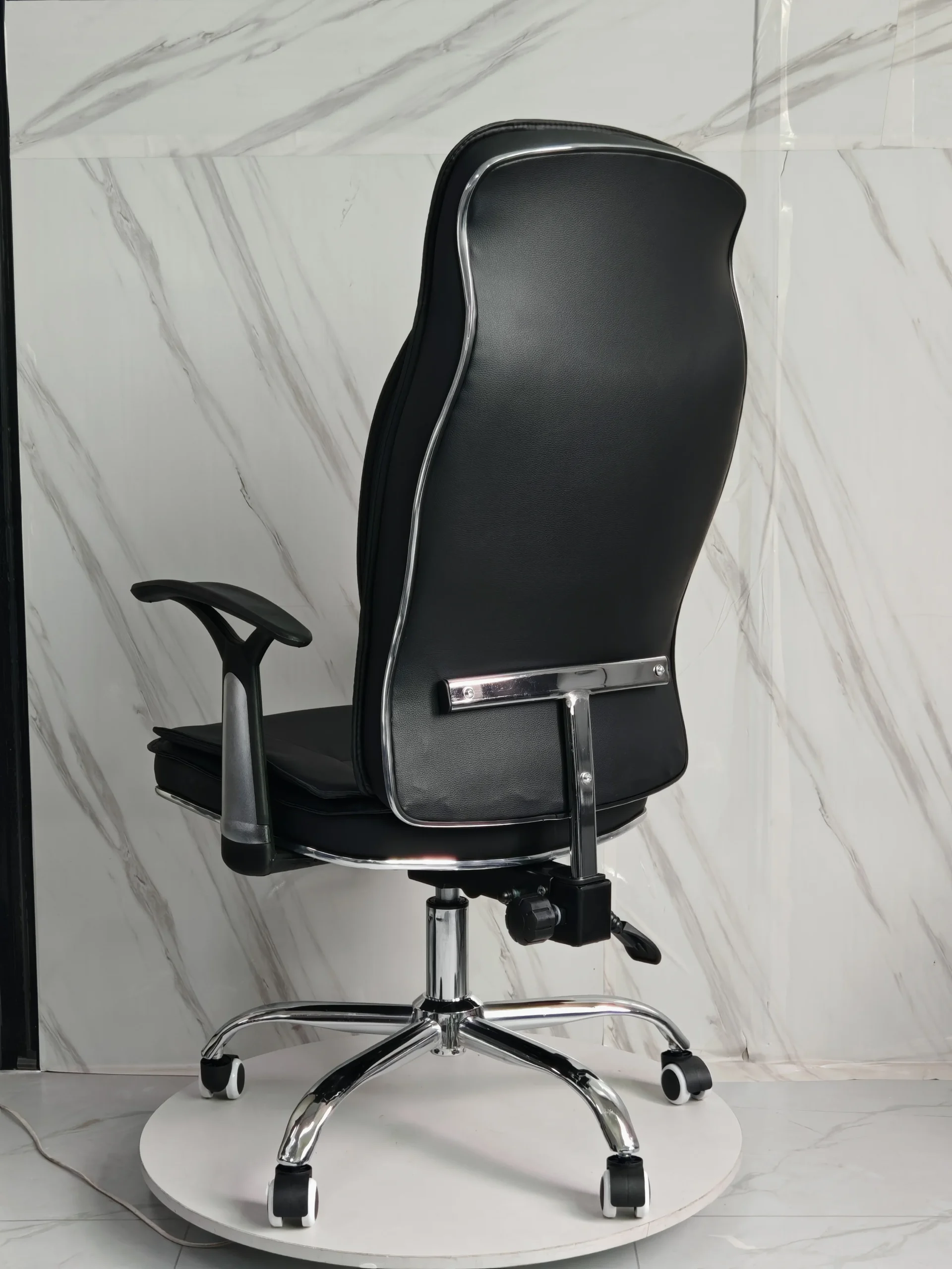 Chaise Regal PU - Élégance en Polyuréthane de Qualité – Image 4